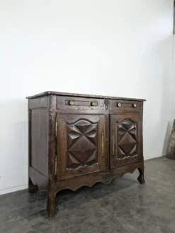 Buffet bas Louis XIII en chêne à pointes de diamant deux portes