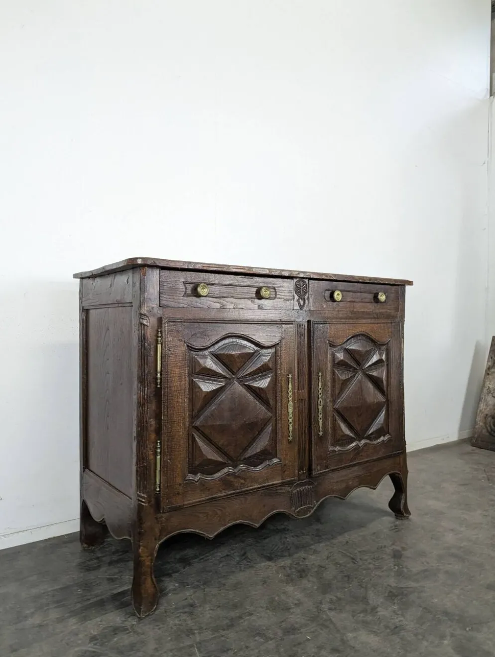 Buffet bas Louis XIII en chêne à pointes de diamant deux portes