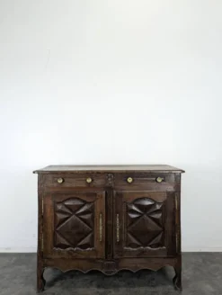 Buffet bas Louis XIII en chêne à pointes de diamant deux portes