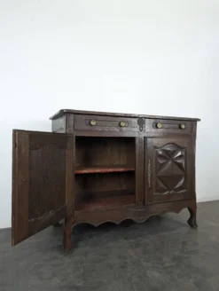 Buffet bas Louis XIII en chêne à pointes de diamant deux portes
