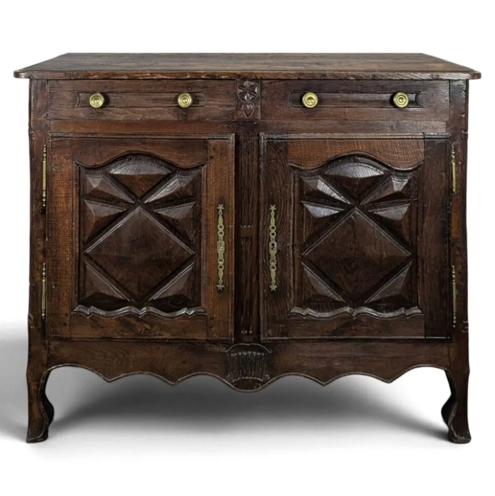 Buffet bas Louis XIII en chêne à pointes de diamant deux portes