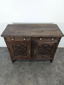 Buffet bas Louis XIII en chêne à pointes de diamant deux portes