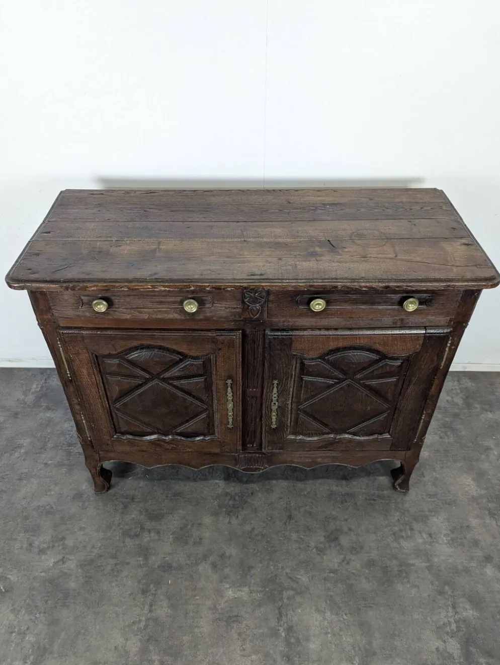 Buffet bas Louis XIII en chêne à pointes de diamant deux portes
