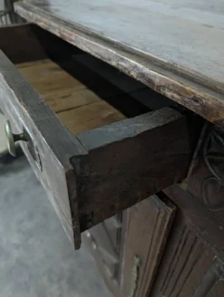 Buffet bas Louis XIII en chêne à pointes de diamant deux portes