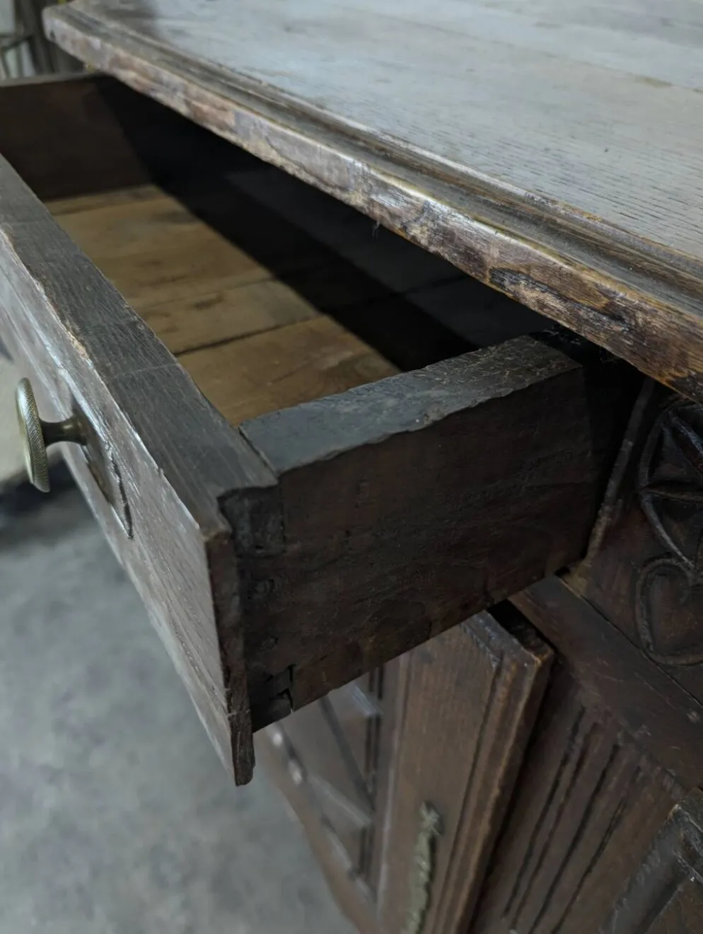 Buffet bas Louis XIII en chêne à pointes de diamant deux portes