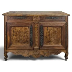 Buffet bas Louis XV en noyer et loupe à ferrures ajourées