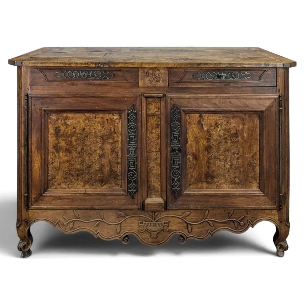 Buffet bas Louis XV en noyer et loupe à ferrures ajourées