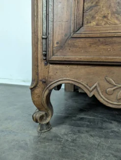 Buffet bas Louis XV en noyer et loupe à ferrures ajourées