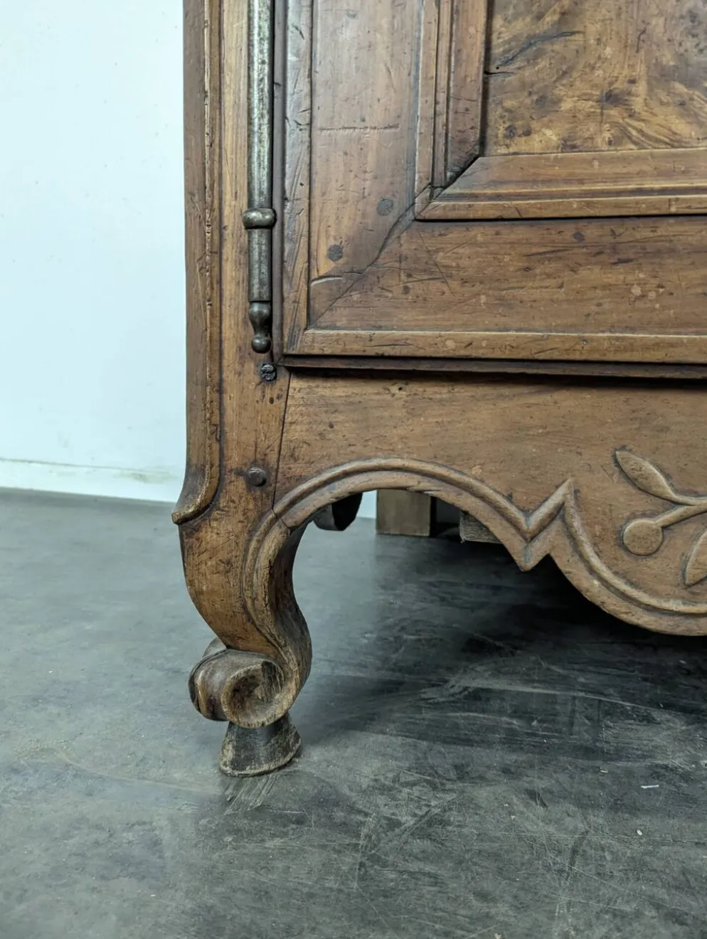 Buffet bas Louis XV en noyer et loupe à ferrures ajourées