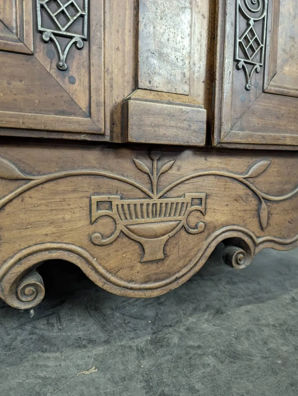 Buffet bas Louis XV en noyer et loupe à ferrures ajourées