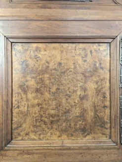 Buffet bas Louis XV en noyer et loupe à ferrures ajourées