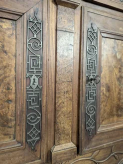 Buffet bas Louis XV en noyer et loupe à ferrures ajourées