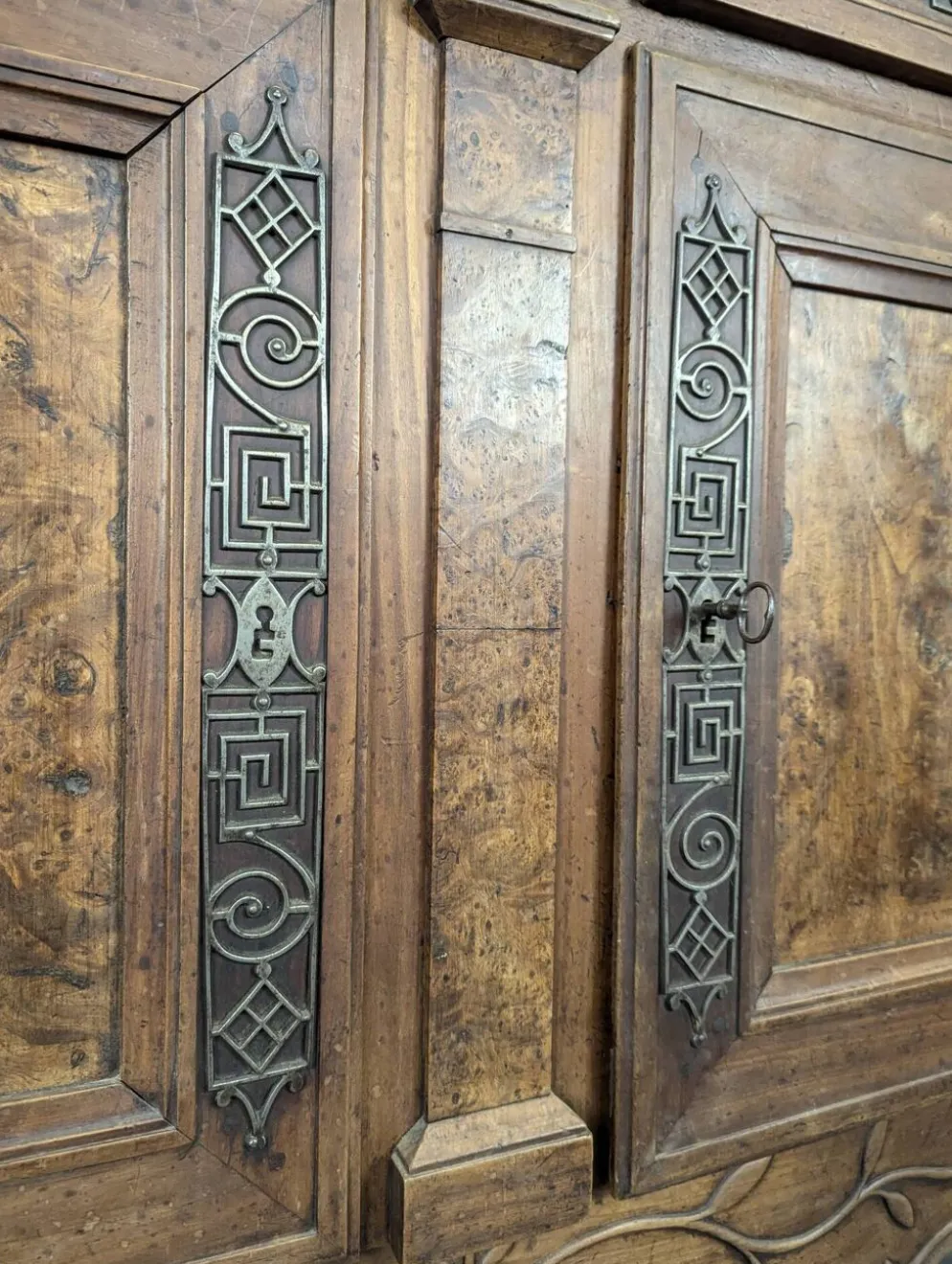 Buffet bas Louis XV en noyer et loupe à ferrures ajourées