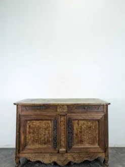 Buffet bas Louis XV en noyer et loupe à ferrures ajourées