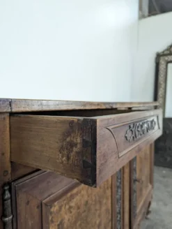 Buffet bas Louis XV en noyer et loupe à ferrures ajourées