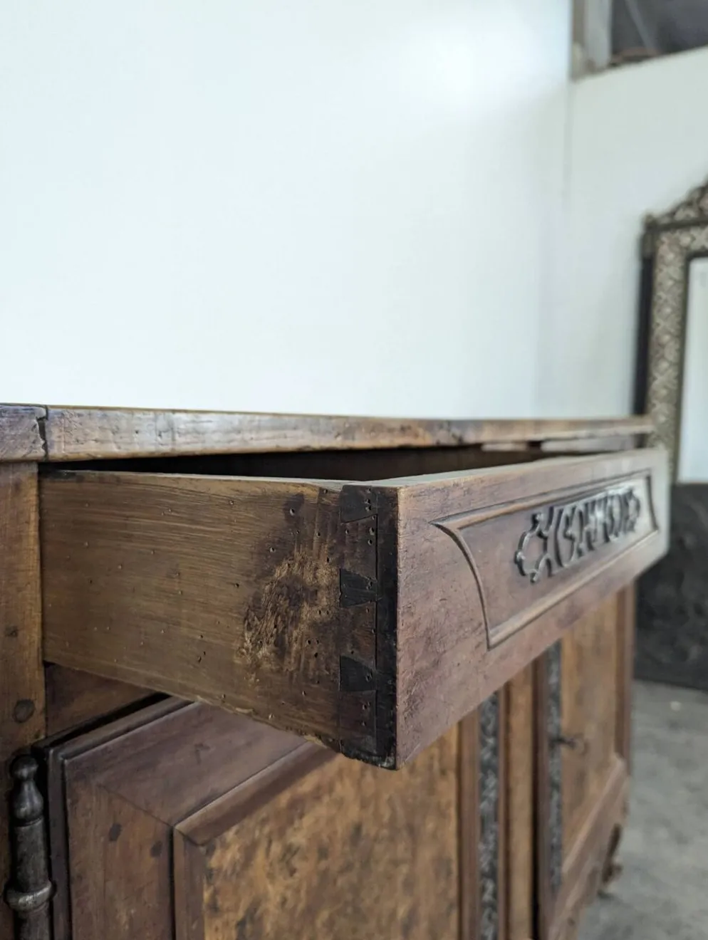Buffet bas Louis XV en noyer et loupe à ferrures ajourées