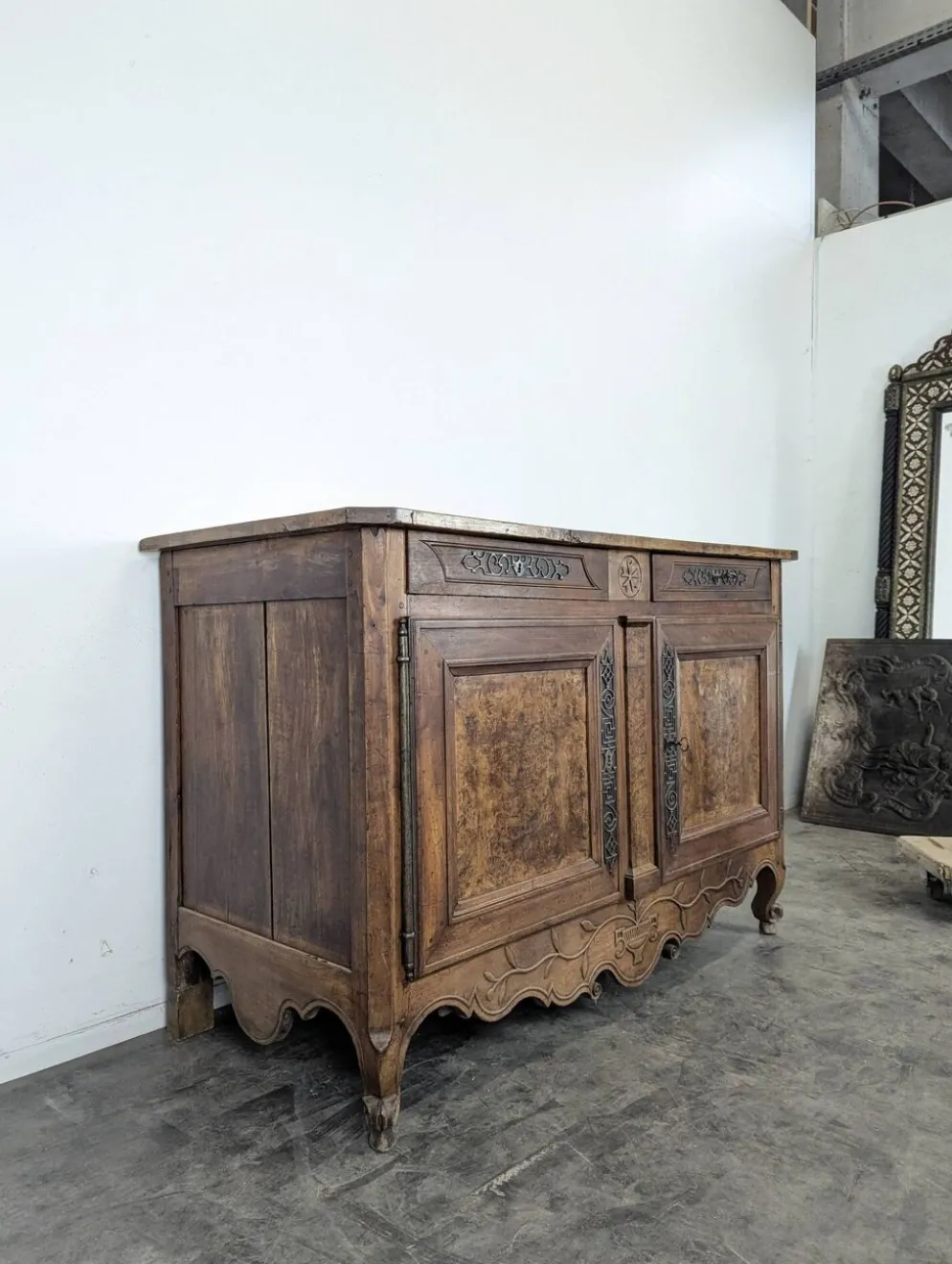 Buffet bas Louis XV en noyer et loupe à ferrures ajourées