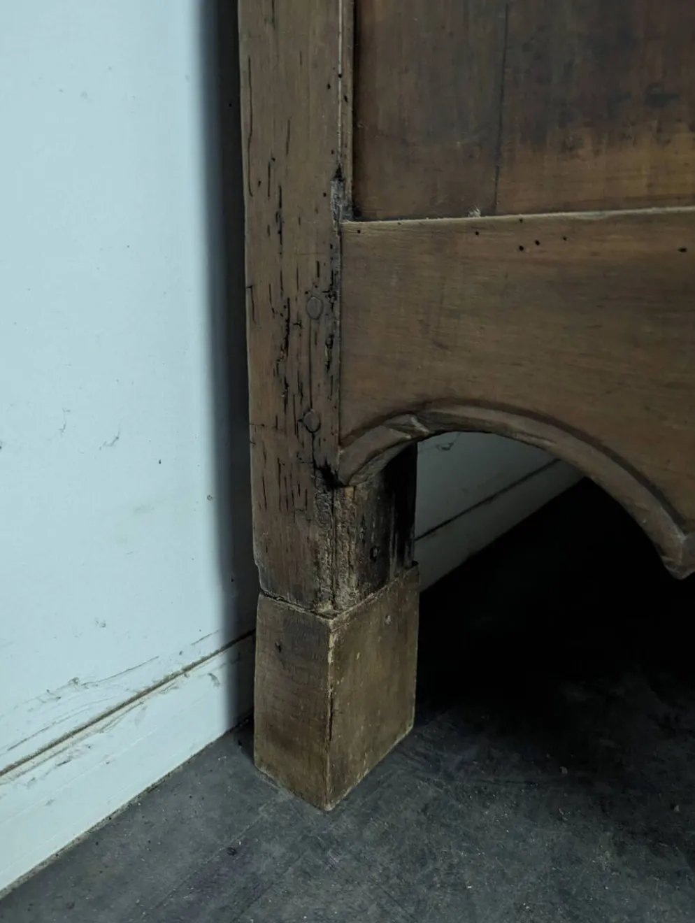 Buffet bas Louis XV en noyer et loupe à ferrures ajourées