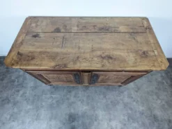 Buffet bas Louis XV en noyer et loupe à ferrures ajourées