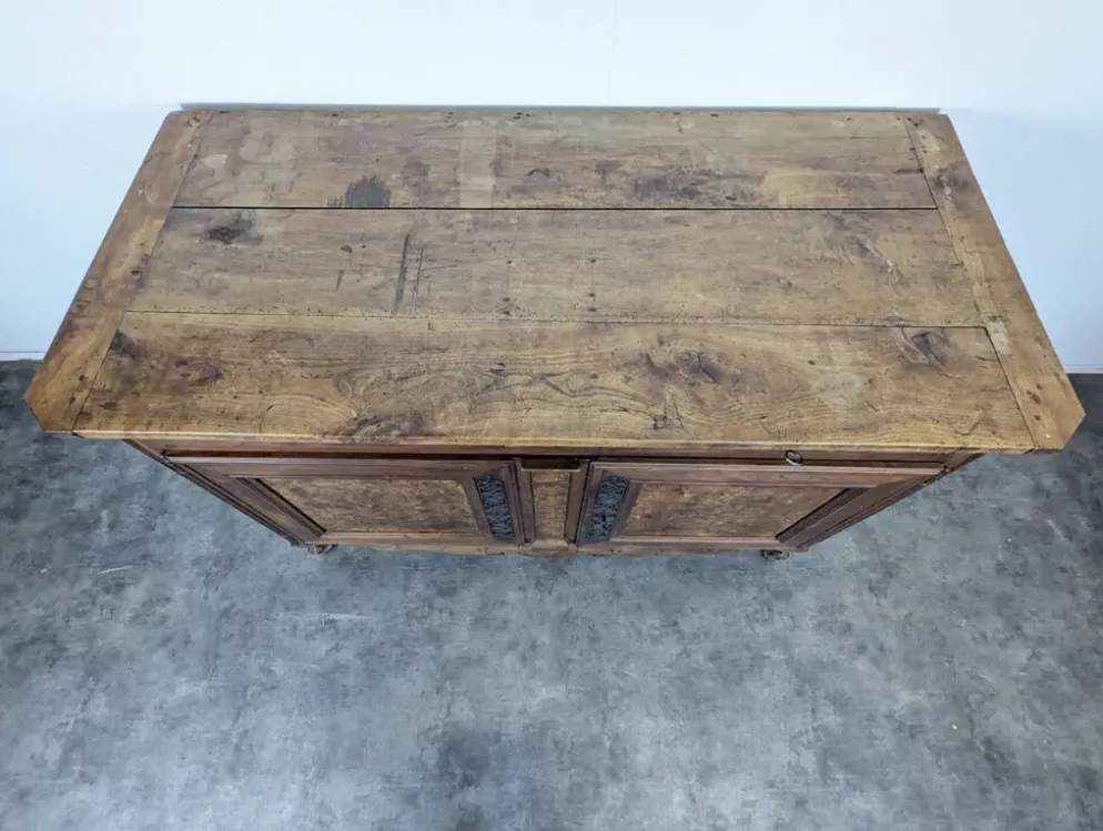 Buffet bas Louis XV en noyer et loupe à ferrures ajourées