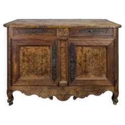 Buffet bas Louis XV en noyer et loupe à ferrures ajourées