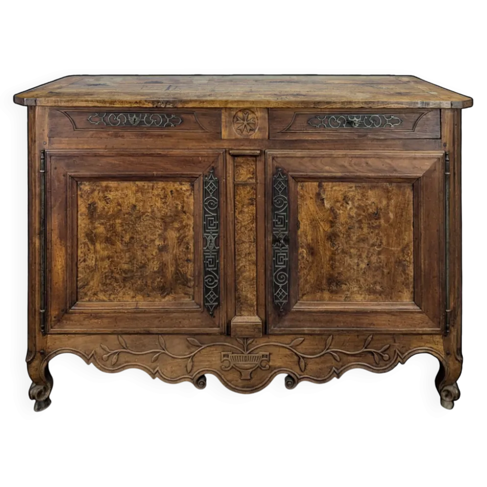 Buffet bas Louis XV en noyer et loupe à ferrures ajourées