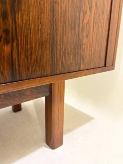 Buffet bas moderne du milieu du siècle avec portes coulissantes, Italie, années 1960.
