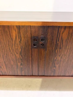Buffet bas moderne du milieu du siècle avec portes coulissantes, Italie, années 1960.