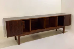 Buffet bas moderne du milieu du siècle avec portes coulissantes, Italie, années 1960.