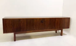 Buffet bas moderne du milieu du siècle avec portes coulissantes, Italie, années 1960.