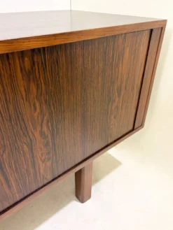 Buffet bas moderne du milieu du siècle avec portes coulissantes, Italie, années 1960.