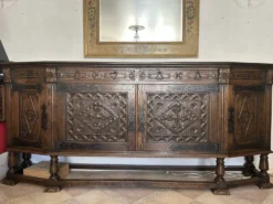 Buffet basque en chêne massif sculpté