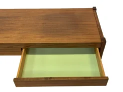 Buffet bas vintage avec tiroirs design en placage de noyer des années 70