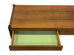 Buffet bas vintage avec tiroirs design en placage de noyer des années 70