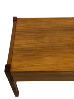Buffet bas vintage avec tiroirs design en placage de noyer des années 70