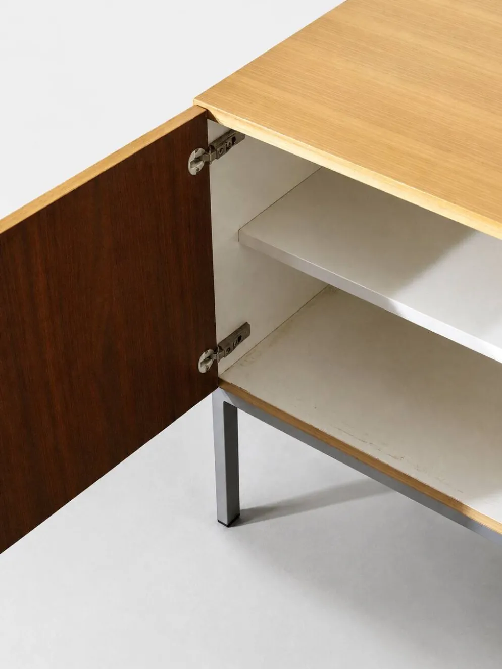 Buffet bas vintage des années 1970 avec base en métal