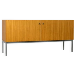 Buffet bas vintage des années 1970 avec base en métal