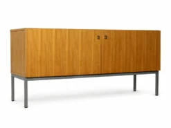 Buffet bas vintage des années 1970 avec base en métal