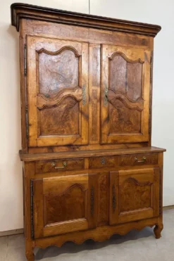 Buffet Bressan a deux corps époque Louis XV en noyer et orme
