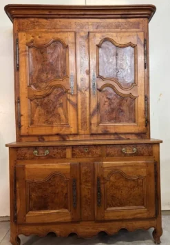 Buffet Bressan a deux corps époque Louis XV en noyer et orme