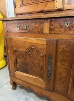 Buffet Bressan a deux corps époque Louis XV en noyer et orme