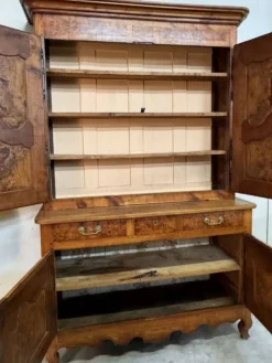 Buffet Bressan a deux corps époque Louis XV en noyer et orme
