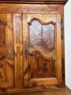 Buffet Bressan a deux corps époque Louis XV en noyer et orme