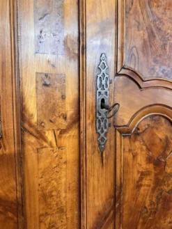 Buffet Bressan a deux corps époque Louis XV en noyer et orme