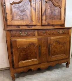 Buffet Bressan a deux corps époque Louis XV en noyer et orme