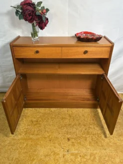 Buffet compact vintage Nathan Squares en teck | Années 1960-1970 | Gamme Squares