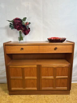 Buffet compact vintage Nathan Squares en teck | Années 1960-1970 | Gamme Squares