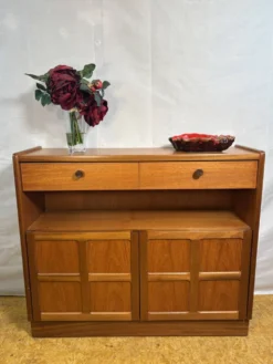 Buffet compact vintage Nathan Squares en teck | Années 1960-1970 | Gamme Squares