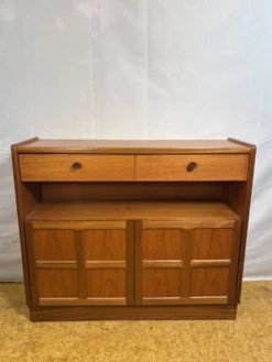 Buffet compact vintage Nathan Squares en teck | Années 1960-1970 | Gamme Squares