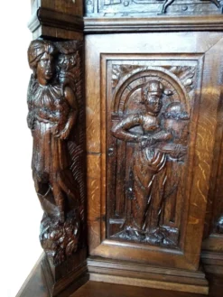 Buffet 2 corps sculpté du XVI ème siècle
